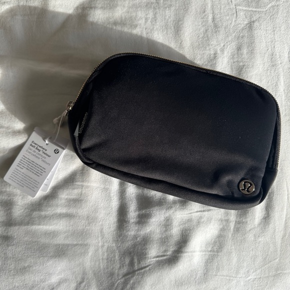 🆕 Lululemon Everywhere Belt Bag Velour - Black (Metal Hardware) - Picture 1 of 8